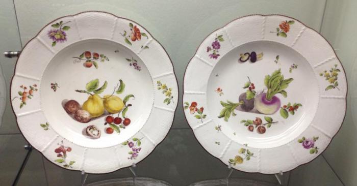 Due grandi piatti decorati “alla frutta”
Manifattura Imperiale di Vienna, 1760-1770 circa
Porcellana dipinta in policromia 