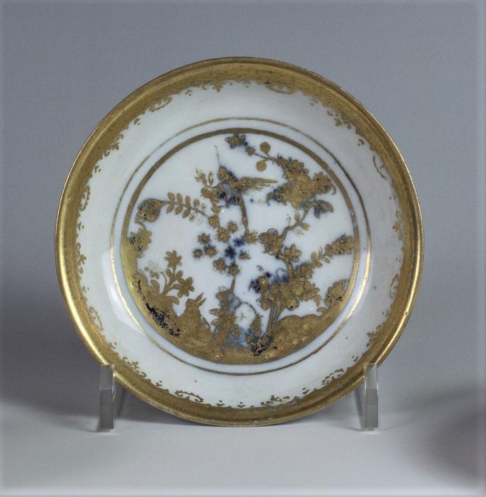 Piatto con decoro orientale 
Meissen e Hausmaler
II metà del XVIII secolo
Porcellana dipinte in monocromia e oro
Collezione A. Marcenaro