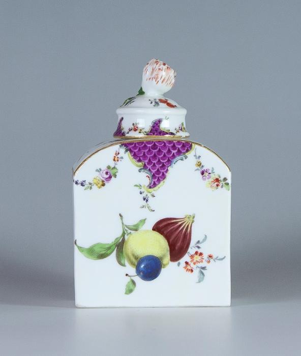 Scatola porta te' con decoro alla frutta

Meissen, 1770 ca

Porcellana dipinta in policromia e oro

Collezione A. Marcenaro