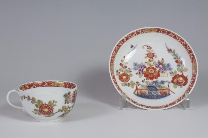 Tazza con piatto con decoro kakiemon

Meissen, 1760 ca

Porcellana dipinta in policromia e oro

Collezione A. Marcenaro