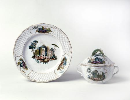 Tazza da brodo con piatto decorati “a bersò”
Venezia, manifattura Cozzi, ultimo quarto del XVIII secolo
Porcellana dipinta in policromia.
