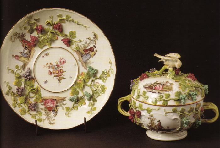 Tazza da brodo con piatto decorata con tralci d’uva  a rilievo e scene galanti dipinte
Meissen, periodo Kandler, 1740-1745 
Porcellana dipinta in policromia e oro

