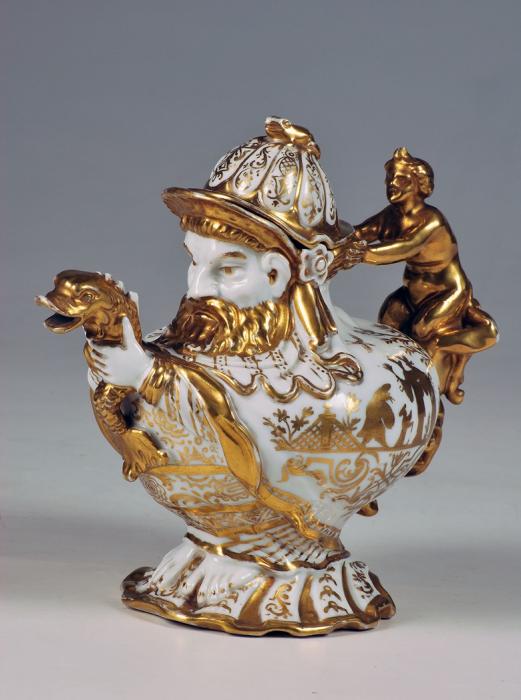 Teiera antropomorfa decorata a cineserie 
Meissen, periodo Böttger, 1720 circa, 
e  Bartolomaüs Seuter di Augsburg , 1730 circa
Porcellana dura dipinta in monocromia oro
