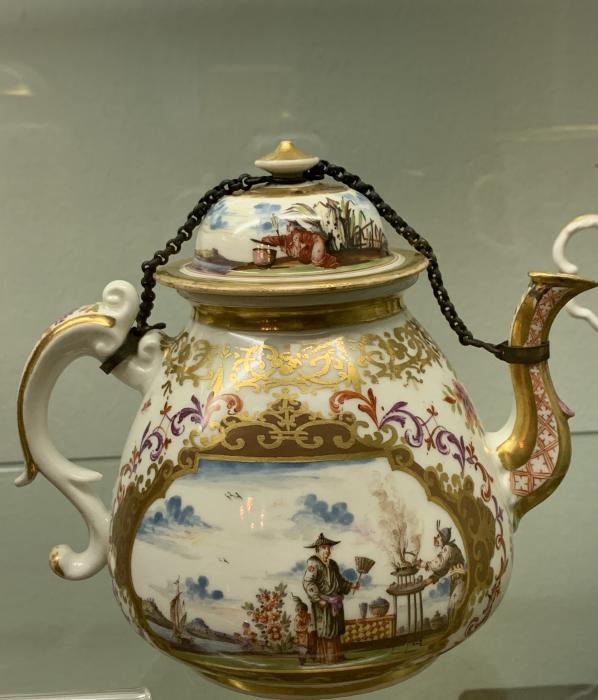 Teiera 
Porcellana policroma e oro
Meissen, 1725-1730