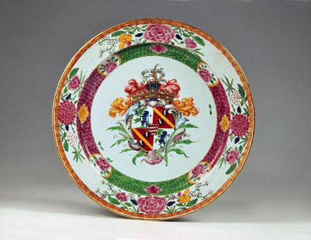 Grande piatto decorato “all’uso di porcellana” Famiglia Rosa con stemma Olivera
Milano, manifattura di Felice Clerici, 1770-1790
Maiolica dipinta con colori a piccolo fuoco e oro.